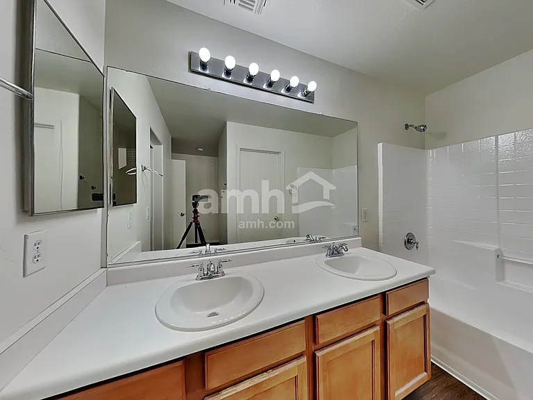 5211 W Warner St — Photo 14
