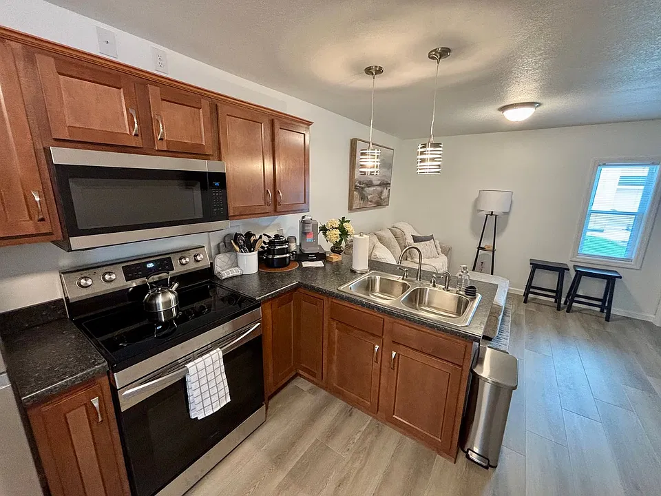 320 W 8th St
