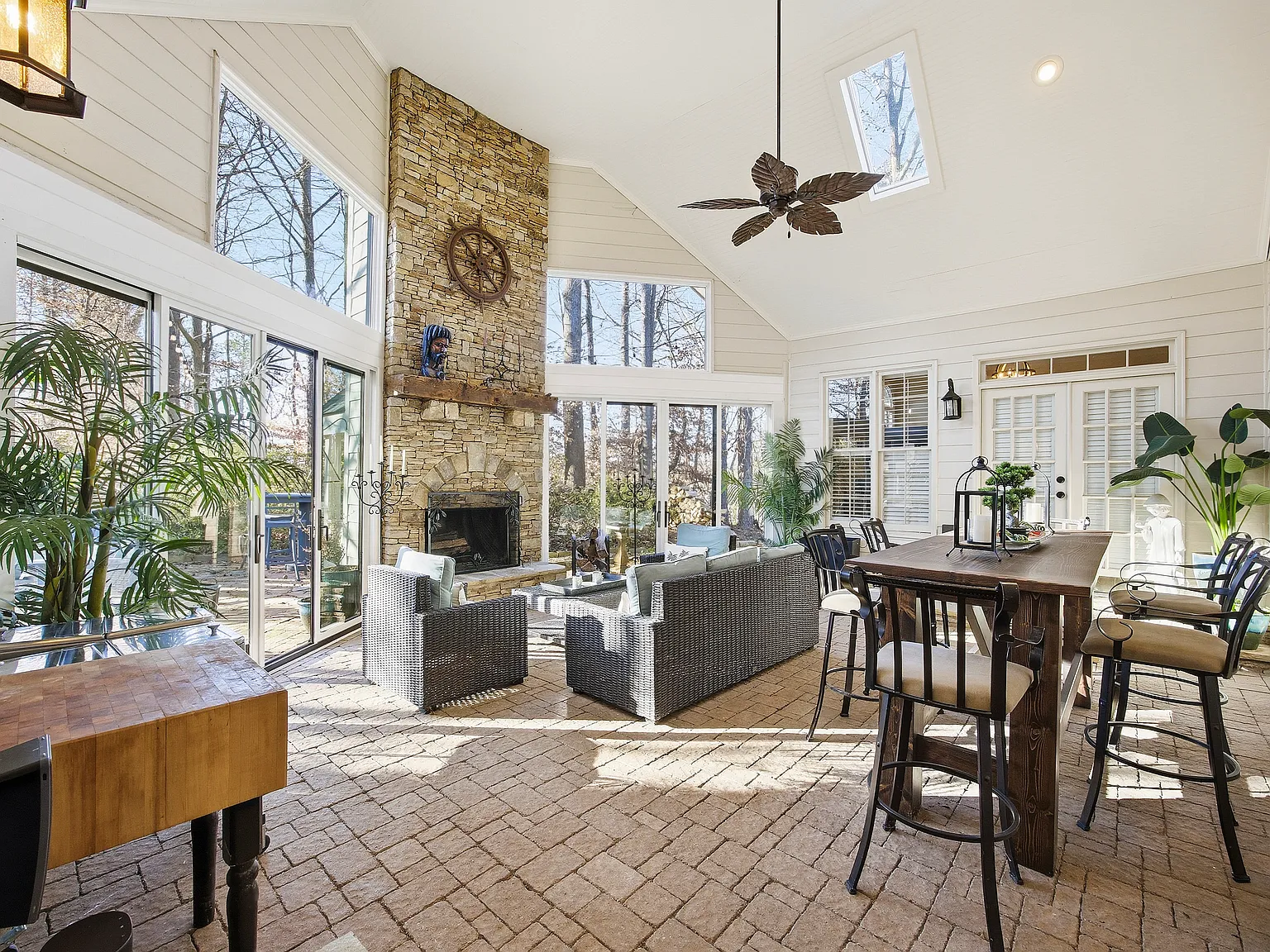 4 bed, 4.5 bath, 4397 sqft, $6,000 — Photo 4