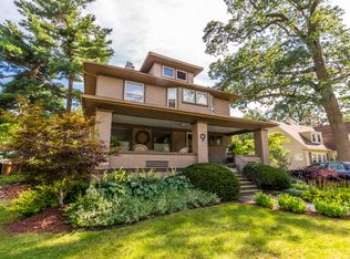 9 Kenberton Dr, Pleasant Ridge, MI 48069