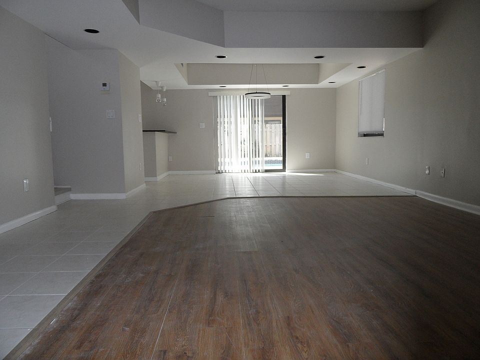 Living room/dining room area
(home will be cleaned prior to tenant move in)
