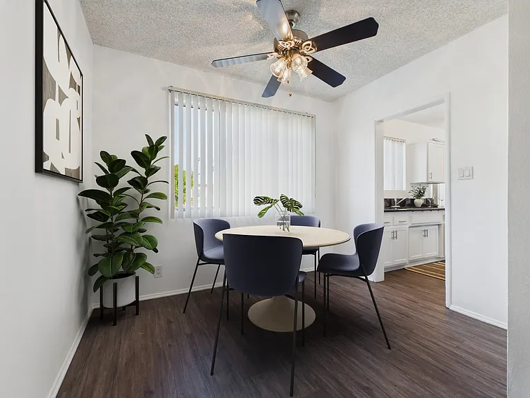 Sepulveda Apartments — Photo 15