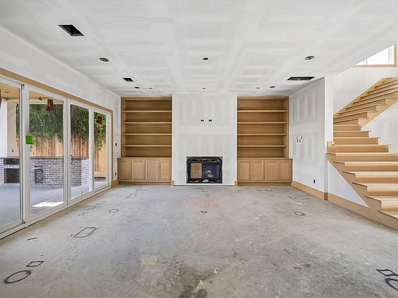 4th image of 1050 W 42nd St
