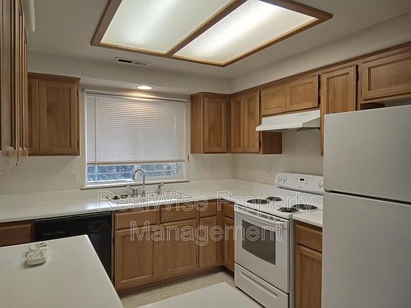 5th image of 945 Rebecca Dr