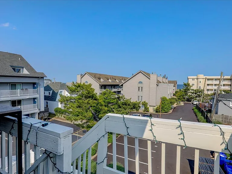 606 Beach Ave #3 — Photo 26