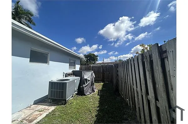 Building Photo - 2441 NW 9th Ter #1