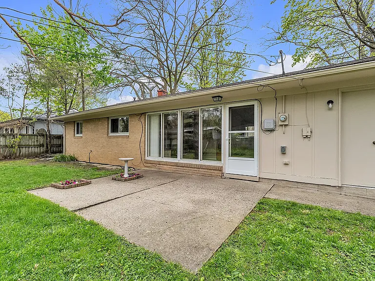 1114 N Maple Rd — Photo 21