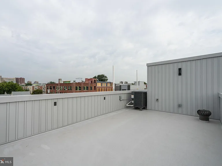 528 W Berks St #1 — Photo 23