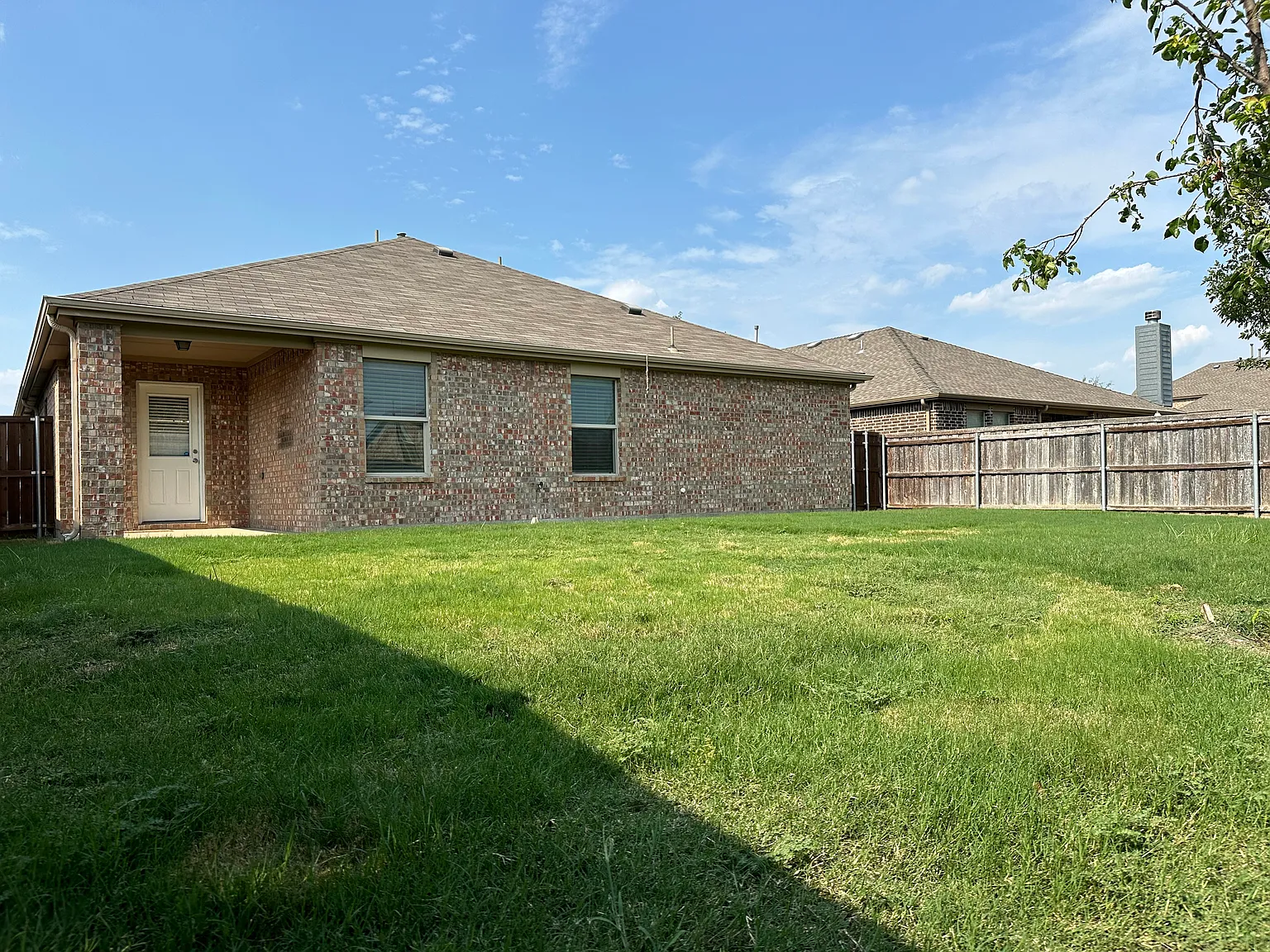 3 bed, 1913 sqft, $2,200 — Photo 2