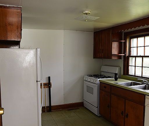 4th image of 124 Powell Ave