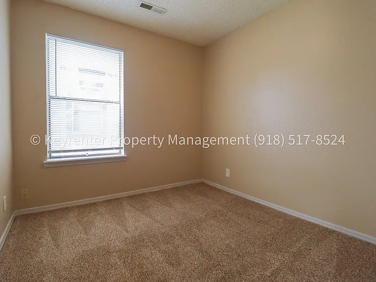 4902 S Gum Ave — Photo 64