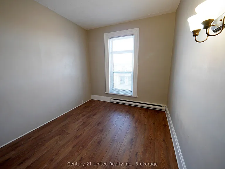 375 A Queen St — Photo 12