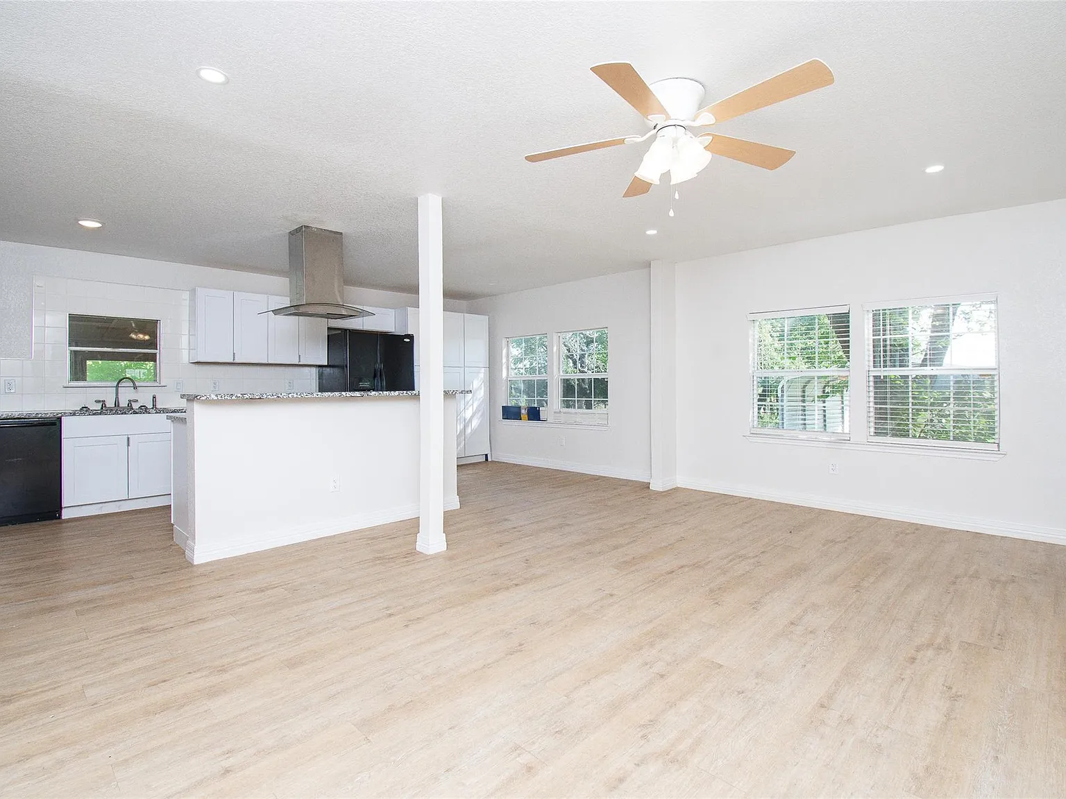 3 bed, 2.0 bath, 1704 sqft, $1,900 — Photo 4