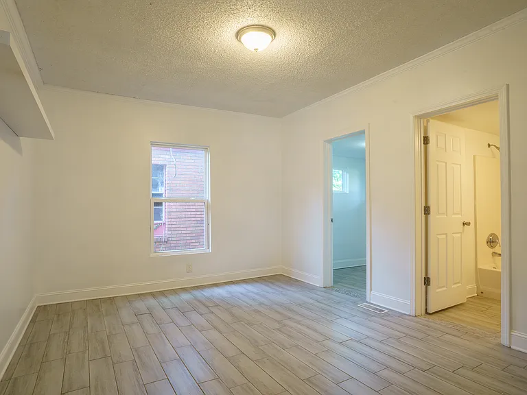 1402 Avenue E — Photo 17