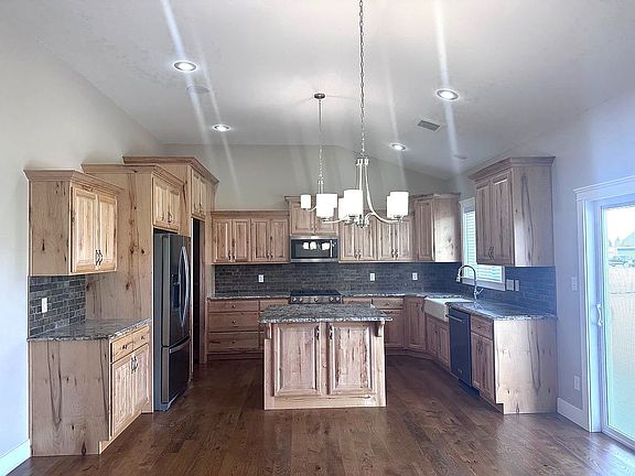 Kitchen, Maple Cabinets
