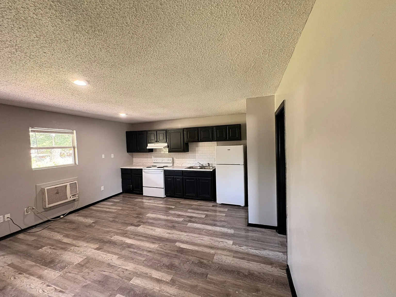 2120 W. 30th Apartments - 2120 - #8 — Photo 2