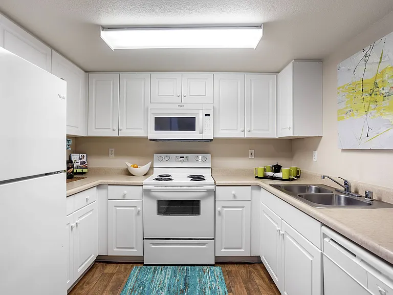 Costa Verde Village Apartments — Photo 37