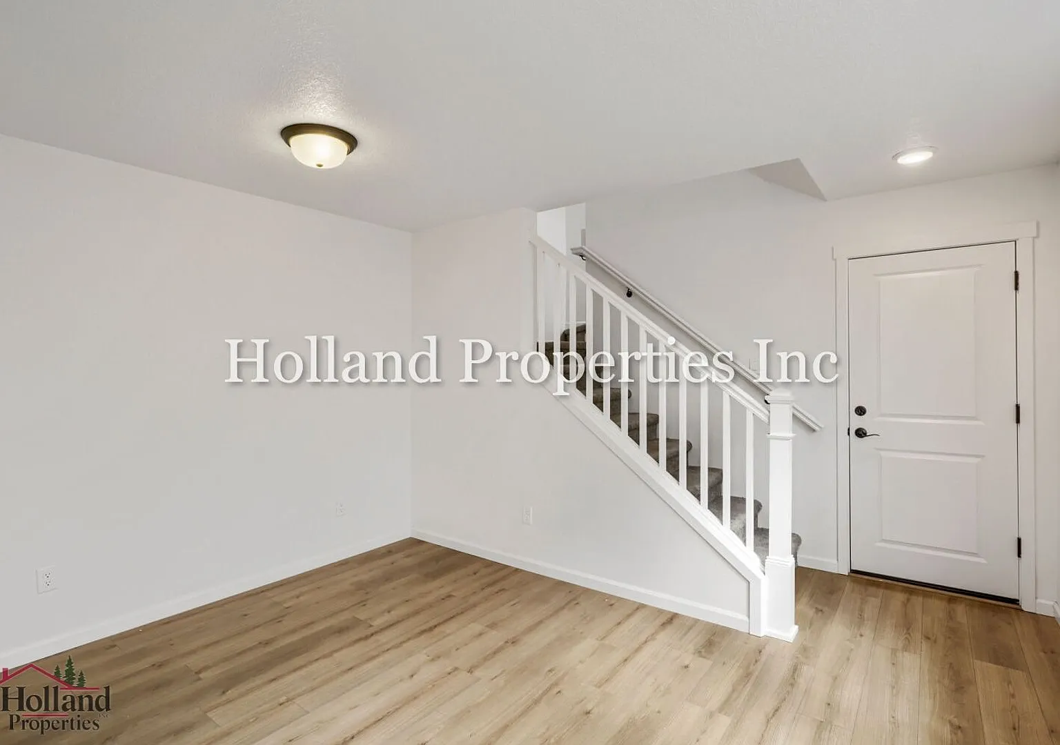 Stylish 2-Bedroom Home with Modern Finishes in Prime Hillsboro Location — Photo 4