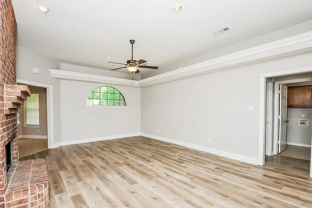 3 bed, 2.0 bath, 1710 sqft, $1,995 — Photo 4