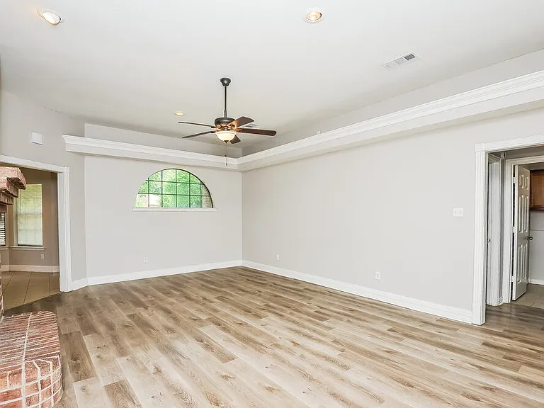 752 Bryan Dr — Photo 4