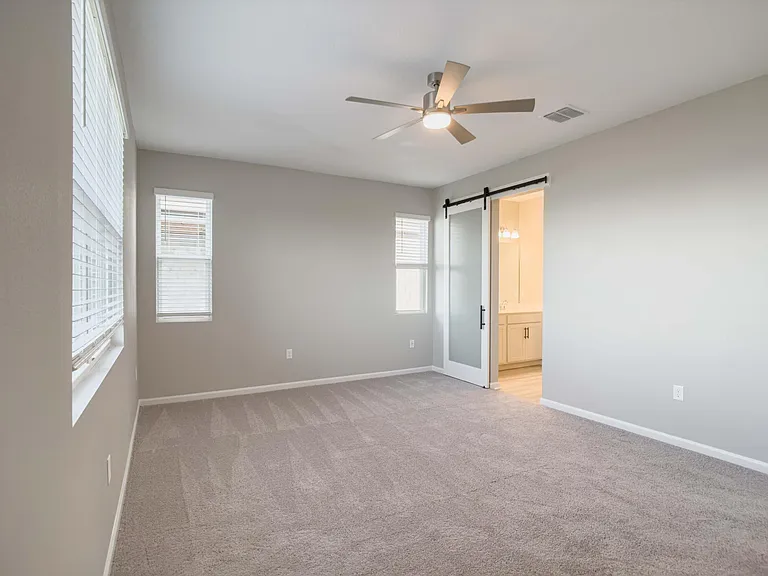 992 Griffon Ave — Photo 28