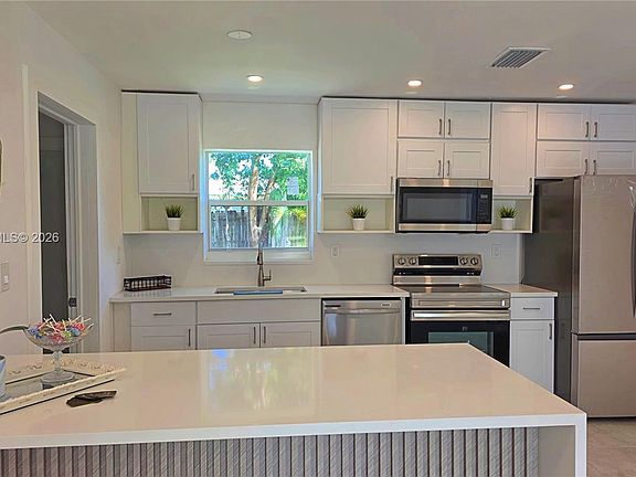 4th image of 1700 N Cypress Rd