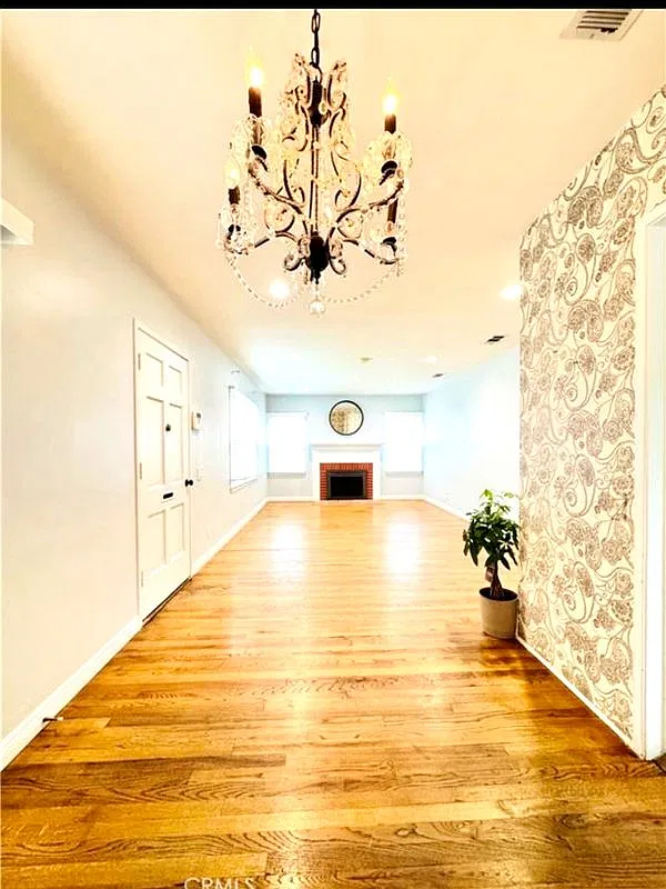 3 bed, 1.0 bath, 1014 sqft, $4,200 — Photo 2