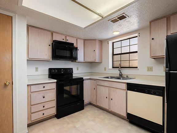 5th image of 833 Country Club Dr SE APT 2A