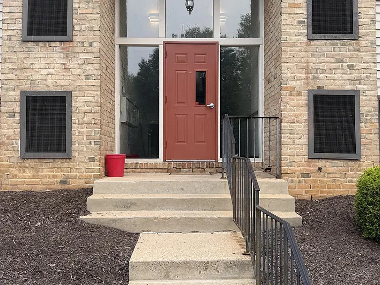 140 Royal Oak Dr #I — Photo 2