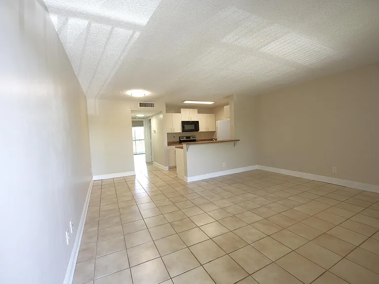 1523 Meadows Cir W — Photo 3