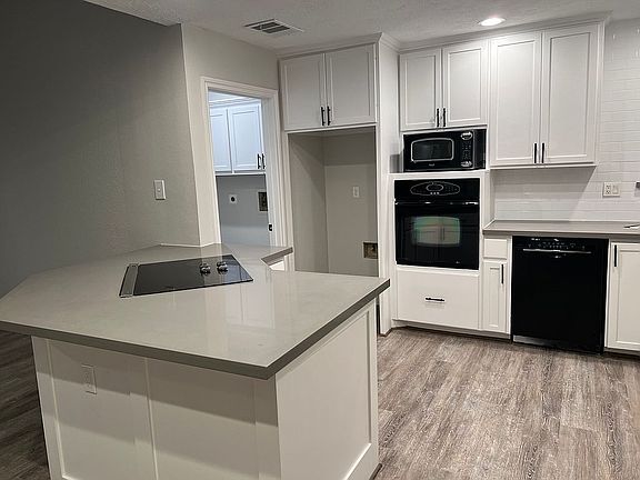 3rd image of 1304 Edinburgh Dr