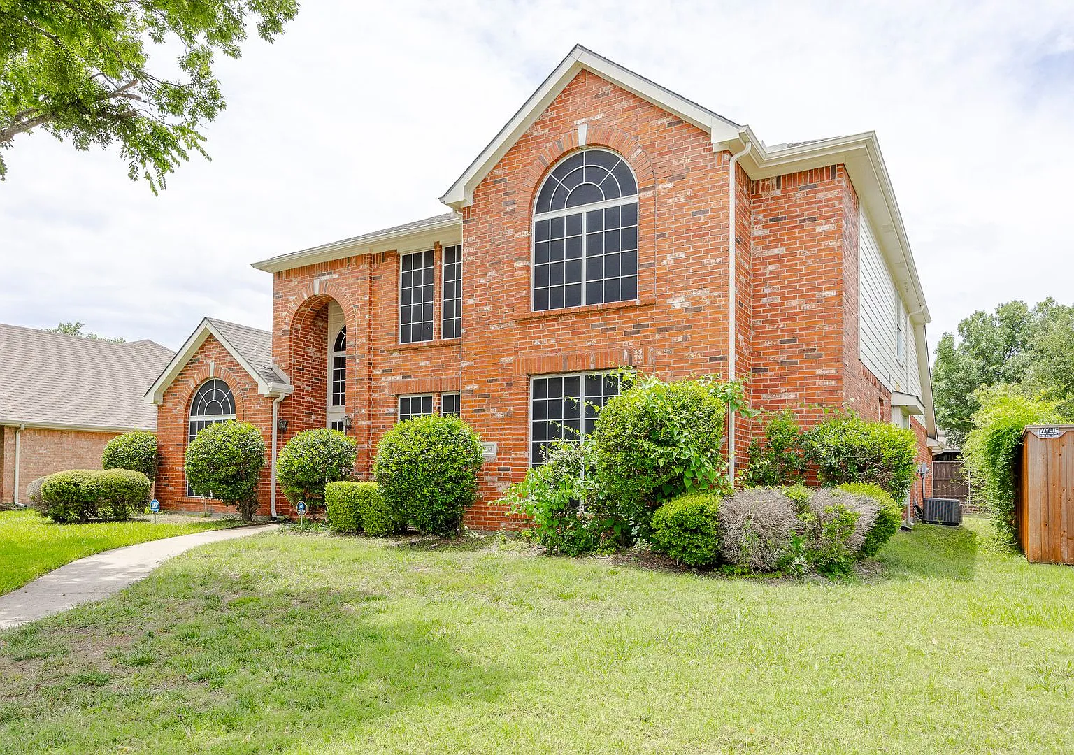 Discover comfort and elegance in this beautifully updated 4-bedroom, 3-bathroom home with 3,476 s... — Photo 4