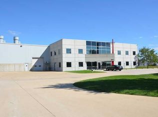 3005 Robins Rd, Hiawatha, IA 52233