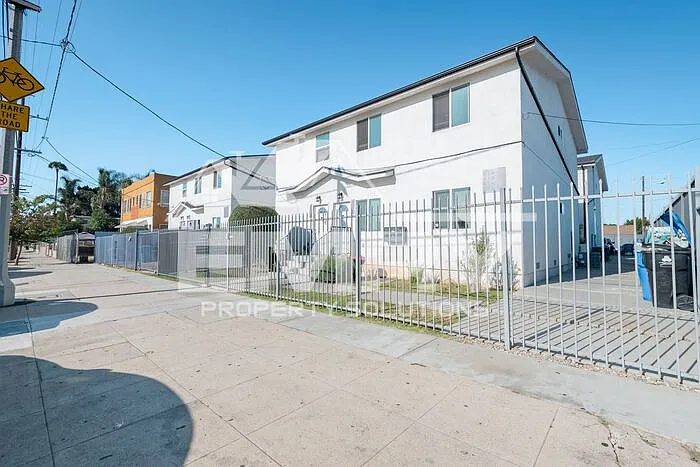 3 bed, 2.0 bath, $3,200 — Photo 2