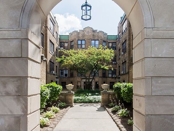 3rd image of 952 S Oak Park Ave APT 17