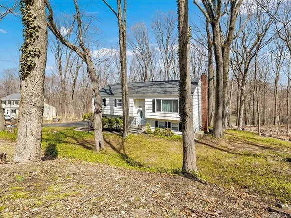 32 Jamestown Road, Trumbull, CT 06611