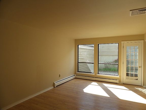 3rd image of 33 Stevens Pl