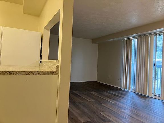 4th image of 3000 Garden Apartment Dr APT 21