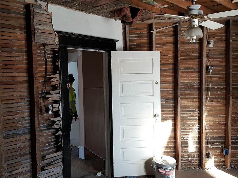 2nd image of 215 E Elm St