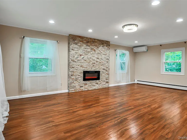 40 Seabrook Ln — Photo 2