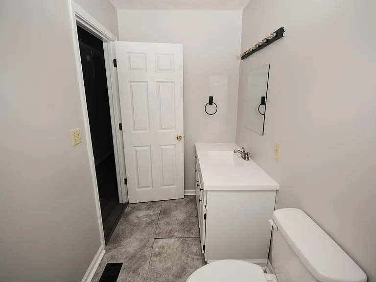 620 Oak Park Blvd #204 — Photo 43