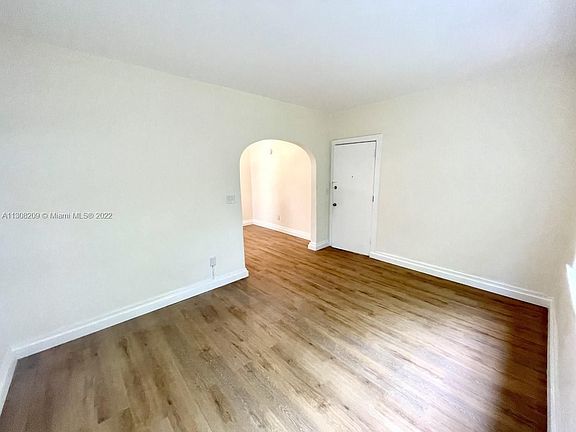 4th image of 931 Catalonia Ave #11