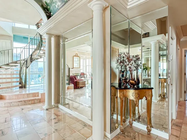 1861 Beach Ave #17, Vancouver, BC V6G 1Z1