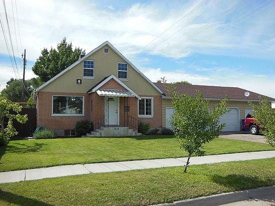 This is the front side of the house - note there ate three g