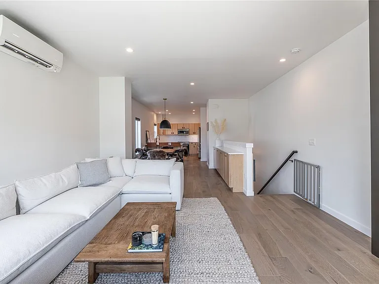 113 W Whitman St #A — Photo 4