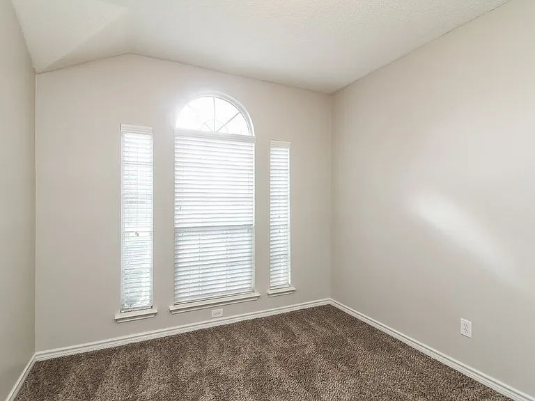 1528 Warwick Dr — Photo 13