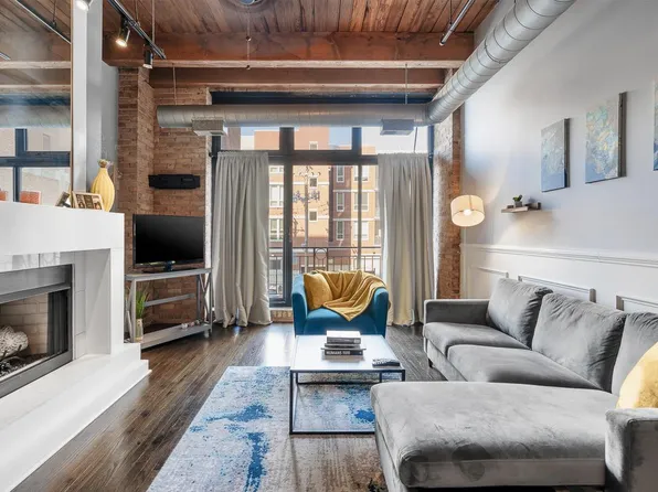 1250 W Van Buren St APT 207, Chicago, IL 60607