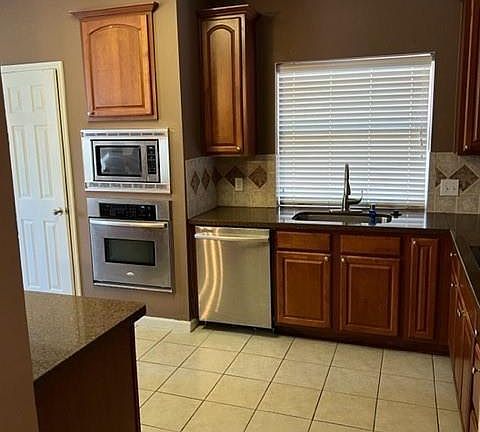 4th image of 11670 Blackhawk Dr