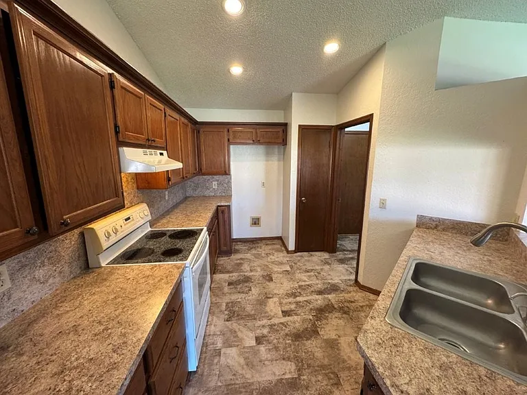 8401 Woodhue Dr — Photo 3