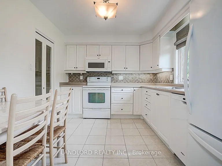 2294 Wyandotte Dr — Photo 18